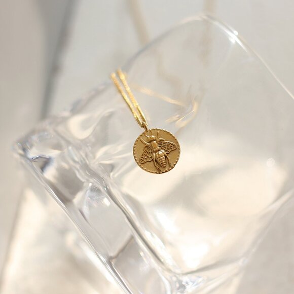 NEW 18K Gold Plated Textured Bee Round Pendant Necklace - Picture 7 of 11